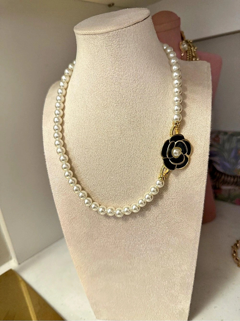 NWOT Faux Classic Pearl Camellia flower medallion Necklace in White & Black